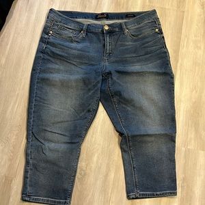 Women’s seven capris, size 16